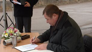 Lai&scaron;ką ateities kartoms pasira&scaron;o Elektrėnų meras K.Vaitukaitis