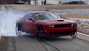  „Dodge Challenger SRT“ uždėjo karietos ratus