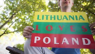 Akcijos dalyviai fotografavosi su plakatu &bdquo;Lietuva myli Lenkiją&ldquo;