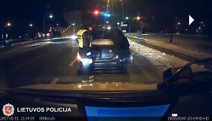&Scaron;iauluose girta moteris vežė du vaikus