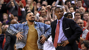 Reperis Drake'as Toronto &bdquo;Raptors&ldquo; varžybose su komandos treneriu Dwane'u Casey