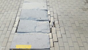 Laikinosios Kauno autobusų stoties vietoje &ndash; suaižėjusios granitinės plok&scaron;tės