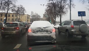 Automobilio galinis stiklas padengtas sniegu