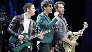 &bdquo;Jonas Brothers&ldquo; (i&scaron; kairės): Nickas Jonas, Joe Jonas ir Kevinas Jonas