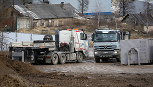 Statybinės atliekos vežamos į sostinės Metalo gatvės sklypą