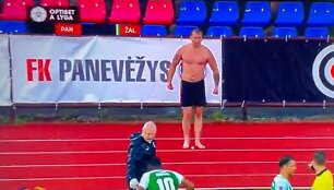 Pusnuogis vyras &scaron;alia aik&scaron;tės