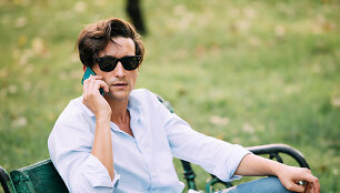 Vyras kalba mobiliuoju telefonu