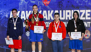 Jelizaveta Jakimova &ndash; čempionė (viduryje)