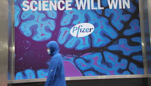 &bdquo;Pfizer&ldquo; logotipas ir užra&scaron;as &bdquo;Mokslas nugalės&ldquo;