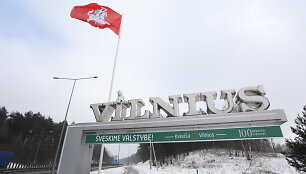 Nuo &scaron;iol prie įvažiavimų į Vilnių plevėsuos Vyčio vėliavos