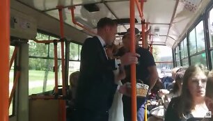 Jaunavedžiai troleibuse - tikrai ne kasdienis rei&scaron;kinys