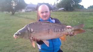 Pagautas laimikis Tauragės rajone Lauksargių kaime. Karpis sverė apie 9 kg. Žuvis pagauta mažame prude.