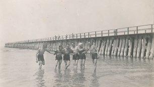 Mokytojas Bronislovas Žiaunys (iš kairės 3-ias) su draugais prie Palangos tilto. 1934 m. 