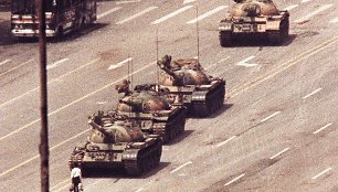 Pekine vyras užstojo kelią į Tiananmenio aikštę važiuojantiems tankams (1989 m. birželio 5 d.)