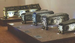 Kol kas bažnyčioje lankytojai gali pamatyti tik sarkofagus ir sutvarkytą mauzoliejų. Radvilų &scaron;eimos narių palaikai pernai buvo i&scaron;gabenti antropologiniams tyrinėjimams