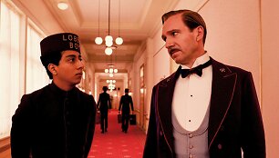 Tony Revolori ir Ralphas Fiennesas filme &bdquo;Vie&scaron;butis &bdquo;Didysis Budape&scaron;tas&ldquo;