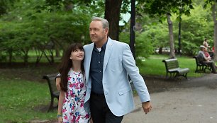 Kevinas Spacey ir Malina Weissman komedijoje „Devyni gyvenimai“