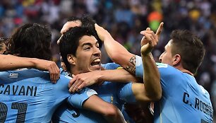 Luisas Suarezas džiaugiasi įvarčiu su komandos draugais
