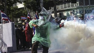 Tailando sostinę krečia nauji protestuotojų ir policijos susirėmimai.