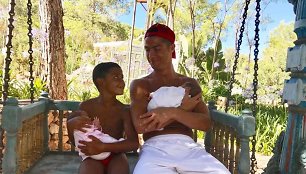 Cristiano Ronaldo su vaikais Cristiano jaunesniuoju ir dvynukais Eva bei Mateo