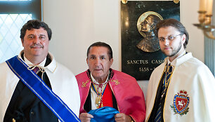 (I&scaron; kairės) Maltos ordino baronas Paolo Calabro, Romos &Scaron;v. Kazimiero ordino D.Magistras princas Filippo Maria Pellegrini, Lietuvos &Scaron;v. Kazimiero ordino D.Magistras Henrikas Armo&scaron;ka-Eismontas