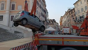Automobilis ant Ispani&scaron;kųjų laiptų Romoje
