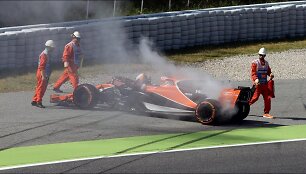 alonso-engine-failure-fp1-spain-2017