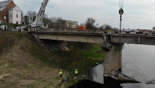 Trečiadienio rytą ant tilto prasidėjo realūs sijų nukėlimo darbai. Iš pradžių buvo pašalintas kliuvinys – sveika tilto sija, kuri trukdytų iškelti į upę įkritusią siją.