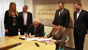 I&scaron; kairės: &Scaron;vietimo ir mokslo viceministrė Natalija Istomina, neformaliojo &scaron;vietimo skyriaus vedėjas Rolandas Zuoza, &scaron;vietimo ir mokslo ministras Dainius Pavalkis, LTOK prezidentė Daina Gudzinevičiūtė, LTOK generalinis direktorius Valentinas Paketūras, LOF direktorius Vitalijus Vasiliauskas