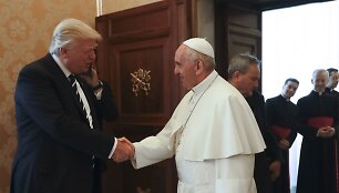 Donaldas Trumpas ir popiežius Pranci&scaron;kus 2017 metais / Alessandra Tarantino / AP