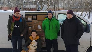 Rašytojų sąjungos autobusiukas Lvive: Marius Burokas, Kateryna Michalicyna su šunimi Bulka, Donatas Petrošius ir Rimantas Kmita