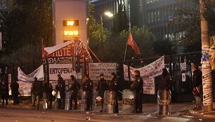 Graikijos policininkai prie visuomeninio transliuotojo pastato