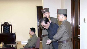 Į teismą atvedamas Jang Song Thaekas
