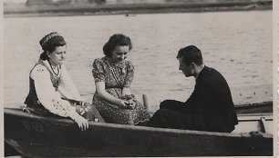 Vytautas Mačernis su bičiulėmis, 1944 m. vasara