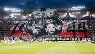 Varšuvos „Legia“ sirgalių plakatas stadione buvo skirtas nacių nusikaltimams priminti.