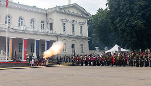 Iškilminga vėliavų pakėlimo ceremonija S. Daukanto aikštėje