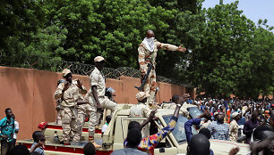 Karinę chuntą Nigeryje palaikantys protestuotojai