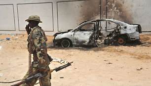 Somalio karys prie sudegusio automobilio