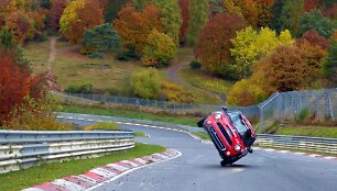 Automobiliu &bdquo;Mini&ldquo; atliekamas triukas