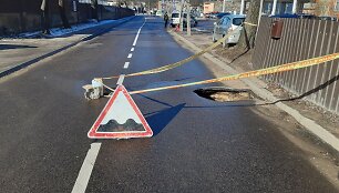 Atsivėręs &scaron;ulinys Kauno Skuodo gatvėje