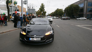 Kaune automobiliu „Tesla“ partrenkė 15-metį