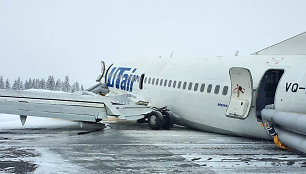 Aviakompanijos „UTair“ lėktuvas nusileido avariniu būdu.