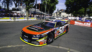 Gustas Grinbergas i&scaron;bandys NASCAR bolidą