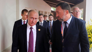 Vladimiras Putinas (kairėje) ir Olegas Deripaska 2017 metų lapkritį