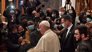 Popiežius Pranciškus su migrantais