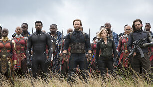 Danai Gurira, Chadwickas Bosemanas, Chrisas Evansas, Scarlett Johansson ir Sebastianas Stanas filme &bdquo;Ker&scaron;ytojai. Begalybės karas&ldquo;