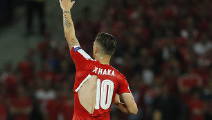 Granitui Xhaka suplyšo ir antri marškinėliai