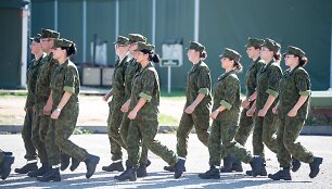 Bazinių kario savanorio įgūdžių kurse &ndash; neįprastai daug merginų