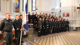Kaune prisiekė de&scaron;imtys policijos kursantų