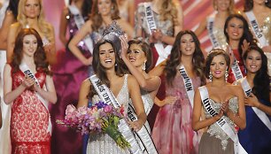Gabriela Isler karūnuoja 2014-ųjų &bdquo;Mis Visatą&ldquo; &ndash; kolumbietę Pauliną Vega. De&scaron;inėje &ndash; Patricija Belousova